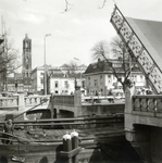 601565 Gezicht op de geopende Willemsbrug over de Stadsbuitengracht te Utrecht met op de achtergrond de Mariaplaats.